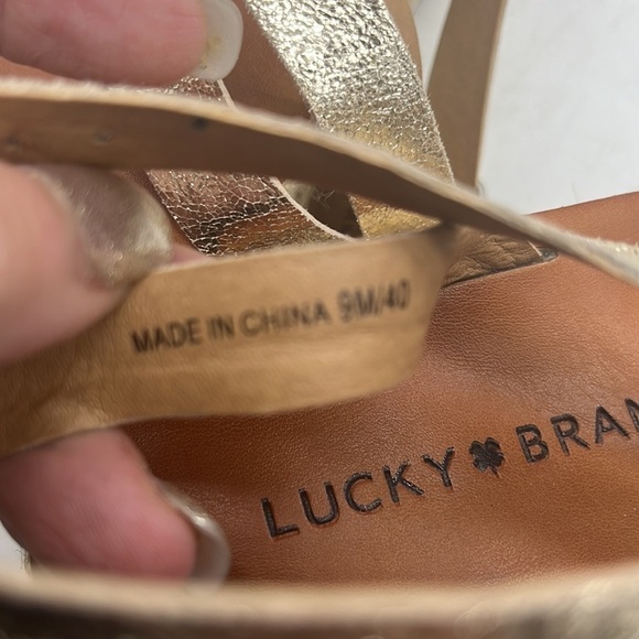 Lucky Brand Gold Strappy Platform Sandal Sz 9. MCS2188F - Picture 8 of 9